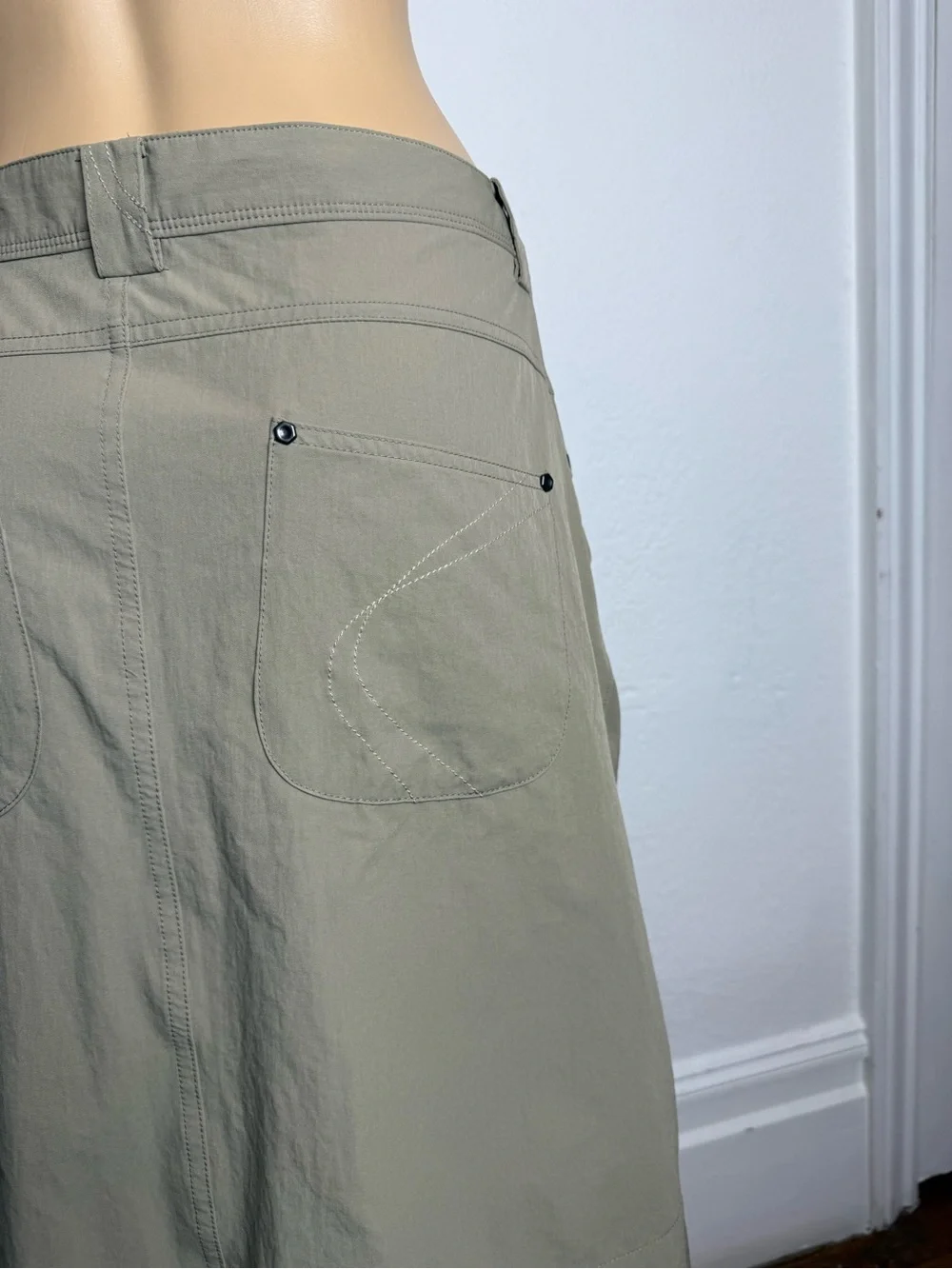 🆕MOUNTAIN HARDWEAR G La Strada Ruched Adventure Skirt Hiking Zip Pockets Size 12 - Picture 5 of 11